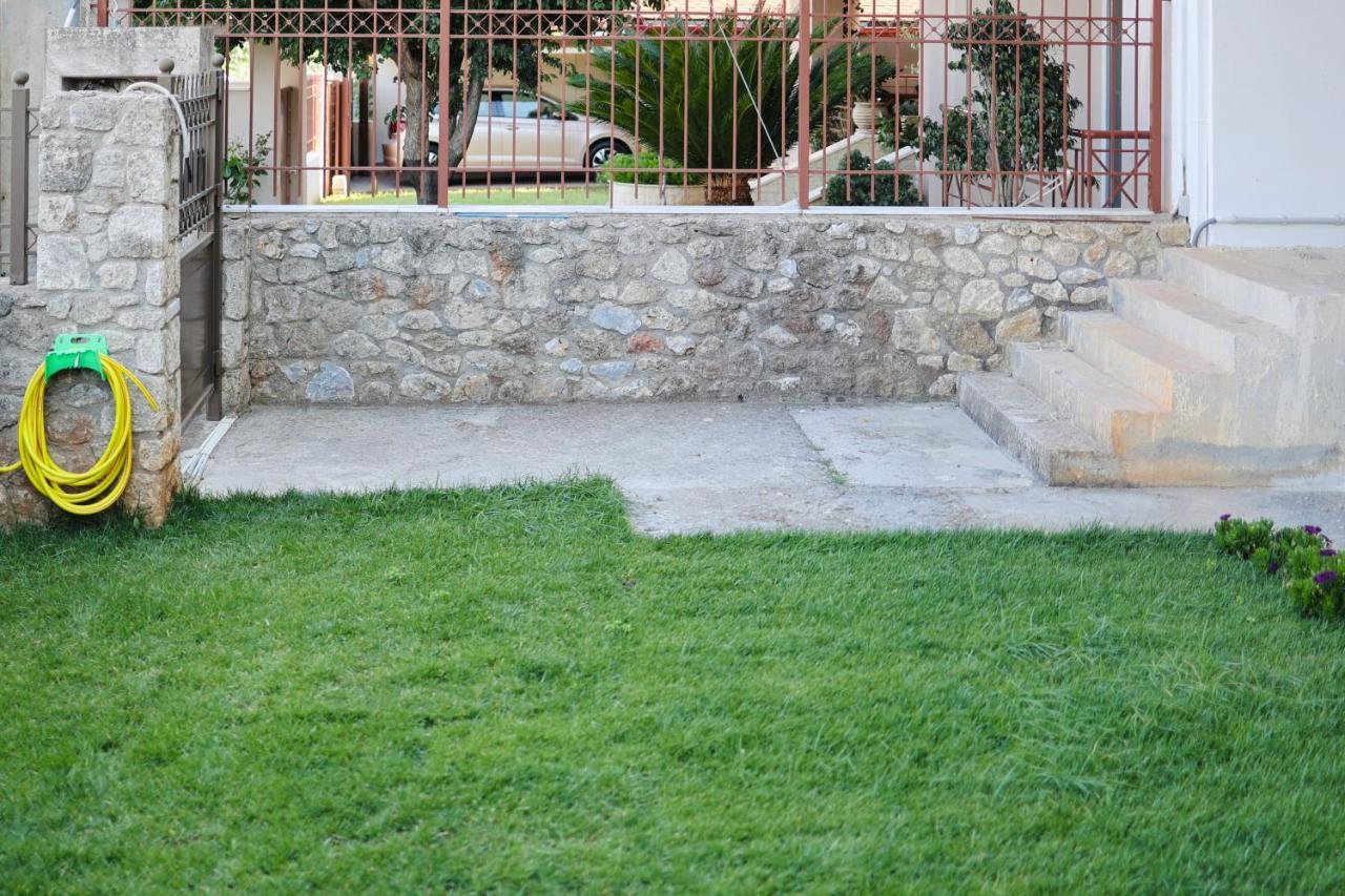 Μικρό Διαμέρισμα Της Αγγελικής Με Αυλή Και Parking Kalamata Exterior foto
